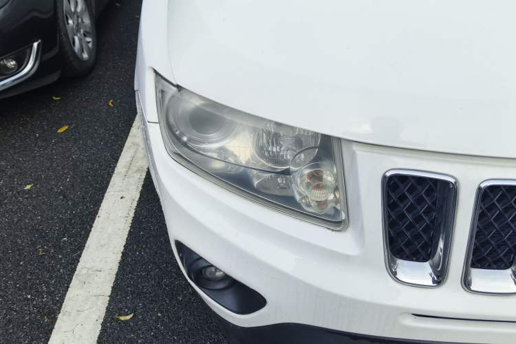 Used Jeep Compass 2011 2.0L two-wheel drive sport version Right Front Headlight