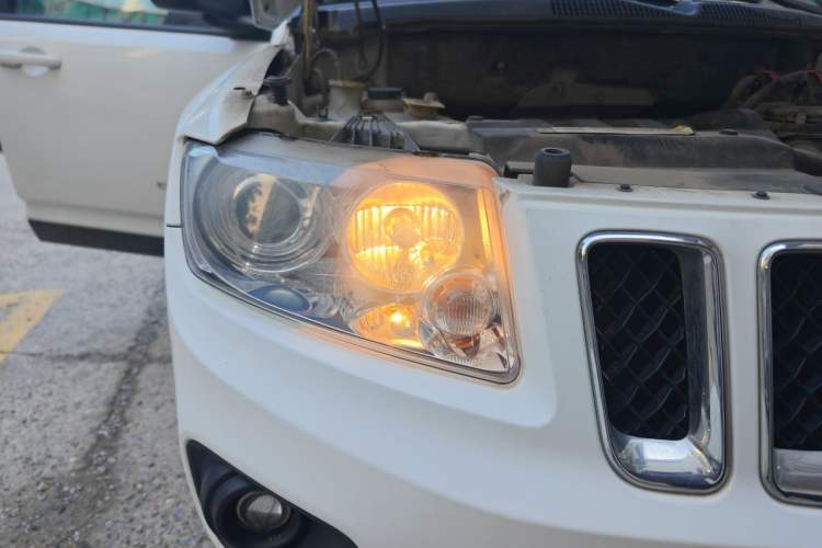 Used Jeep Compass 2011 2.4L four-wheel-drive sport version Right Front Headlight