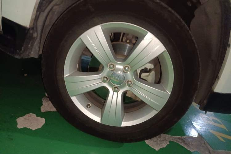 Used Jeep Compass 2011 2.4L four-wheel drive Comfort version Right Front Wheel Hub
