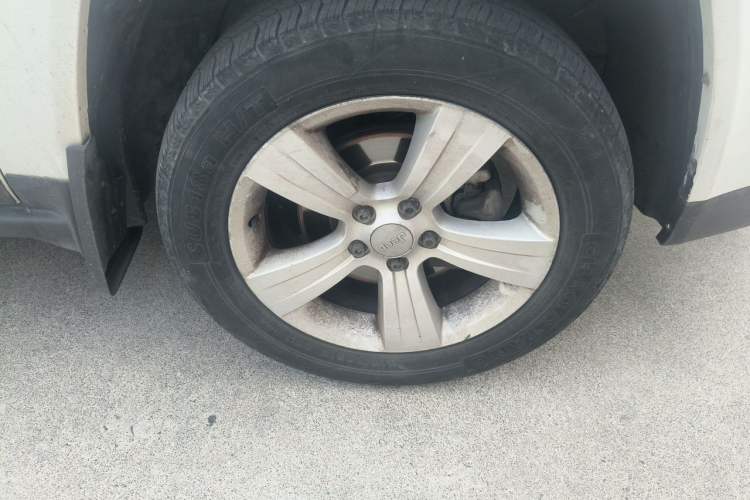Used Jeep Compass 2011 2.4L four-wheel-drive sport version Right Front Wheel Hub