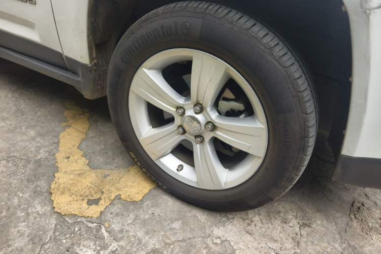 Used Jeep Compass 2011 2.4L four-wheel-drive sport version Right Front Wheel Hub