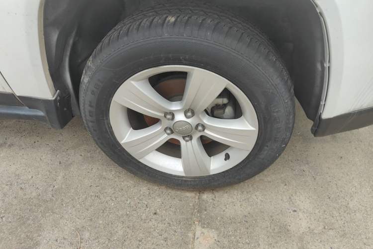 Used Jeep Compass 2011 2.4L four-wheel-drive sport version Right Front Wheel Hub