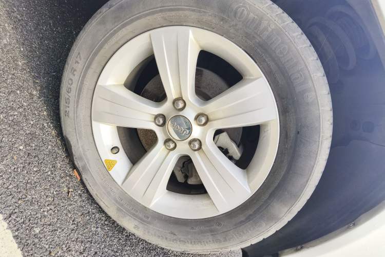 Used Jeep Compass 2011 2.0L two-wheel drive sport version Right Front Wheel Hub