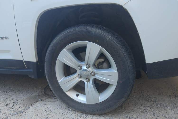 Used Jeep Compass 2011 2.4L four-wheel-drive sport version Right Front Wheel Hub