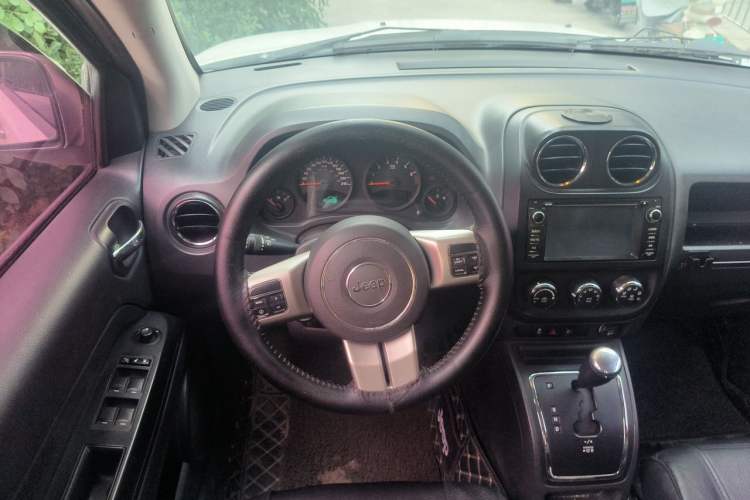 Used Jeep Compass 2011 2.4L four-wheel-drive sport version Steering Wheel