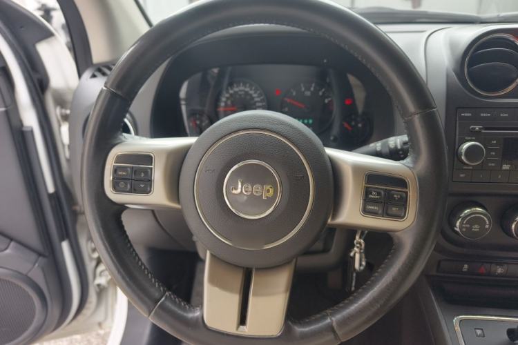 Used Jeep Compass 2011 2.4L four-wheel-drive sport version Steering Wheel