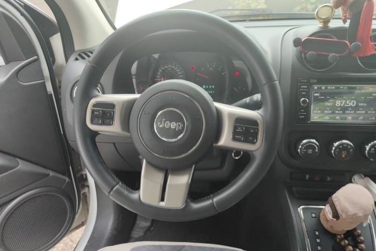 Used Jeep Compass 2011 2.4L four-wheel-drive sport version Steering Wheel