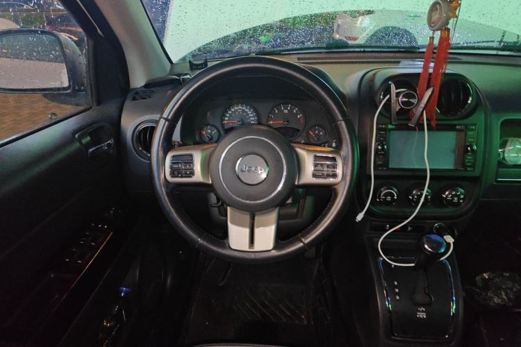Used Jeep Compass 2011 2.4L four-wheel-drive sport version Steering Wheel