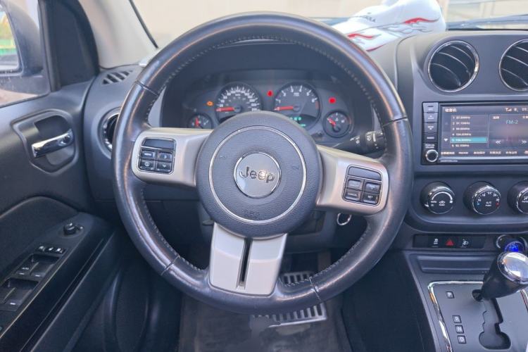 Used Jeep Compass 2011 2.4L four-wheel-drive sport version Steering Wheel