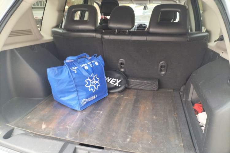 Used Jeep Compass 2011 2.4L four-wheel drive luxury version Trunk