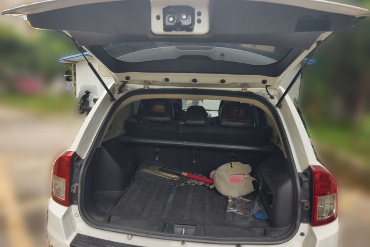 Used Jeep Compass 2011 2.4L four-wheel-drive sport version Trunk