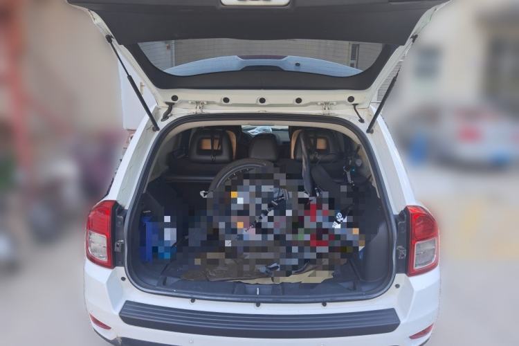 Used Jeep Compass 2011 2.4L four-wheel-drive sport version Trunk