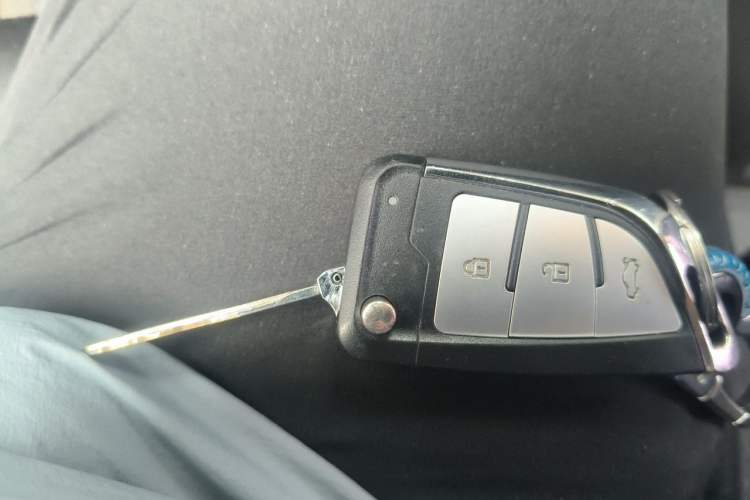 Used Jeep Compass 2011 2.4L four-wheel-drive sport version Vehicle Key