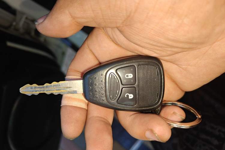 Used Jeep Compass 2011 2.4L four-wheel-drive sport version Vehicle Key
