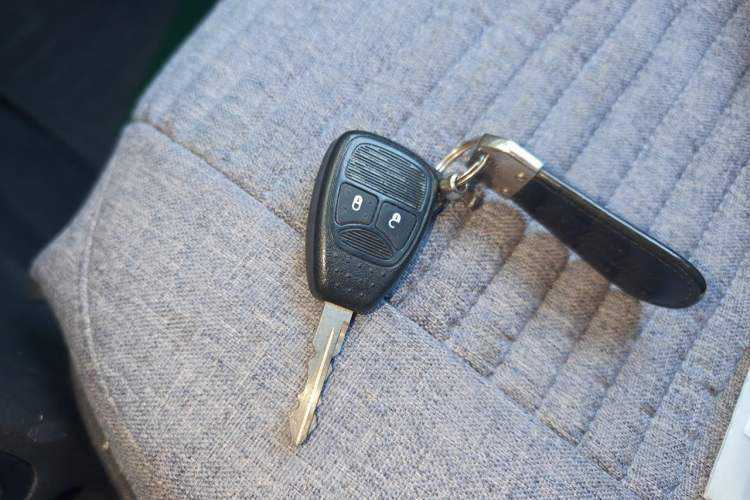 Used Jeep Compass 2011 2.4L four-wheel-drive sport version Vehicle Key