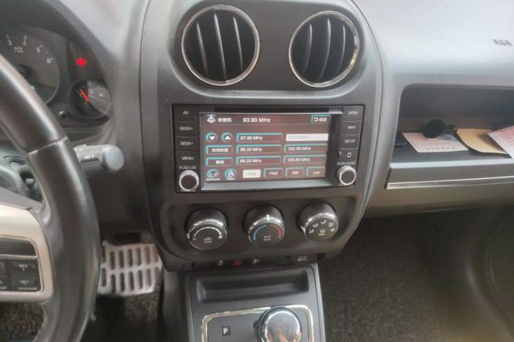 Used Jeep Compass 2012 2.0L two-wheel drive sport version Audio And AC Panel