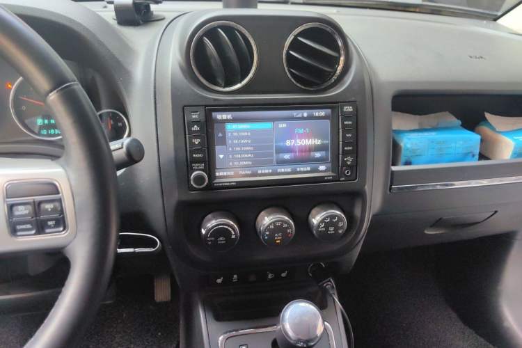 Used Jeep Compass 2012 2.4L four-wheel drive luxury navigation version Audio And AC Panel