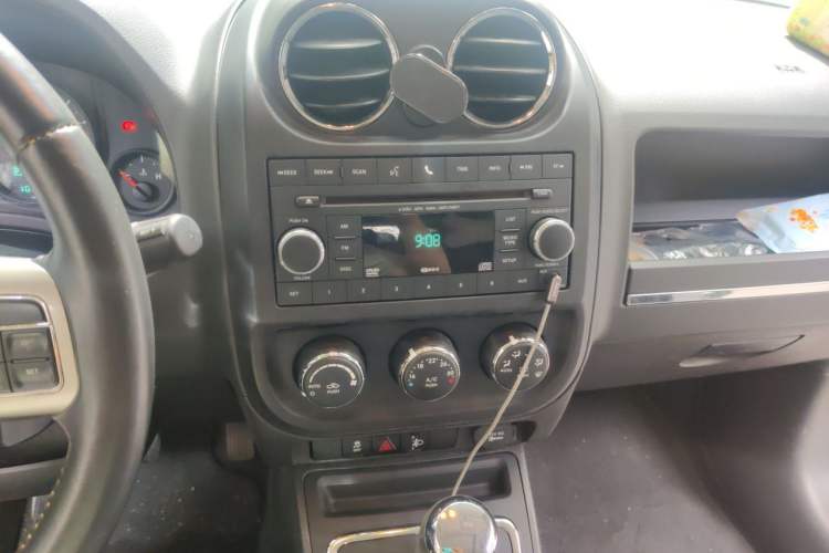 Used Jeep Compass 2012 2.4L four-wheel-drive sport version Audio And AC Panel