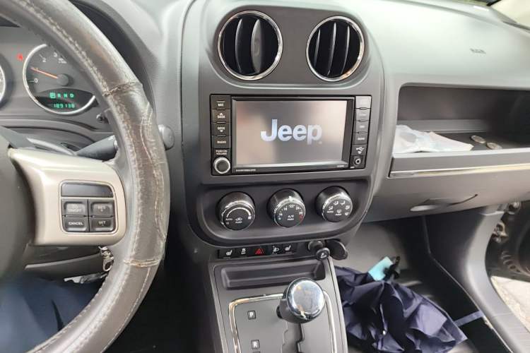 Used Jeep Compass 2012 2.4L four-wheel-drive sport version Audio And AC Panel