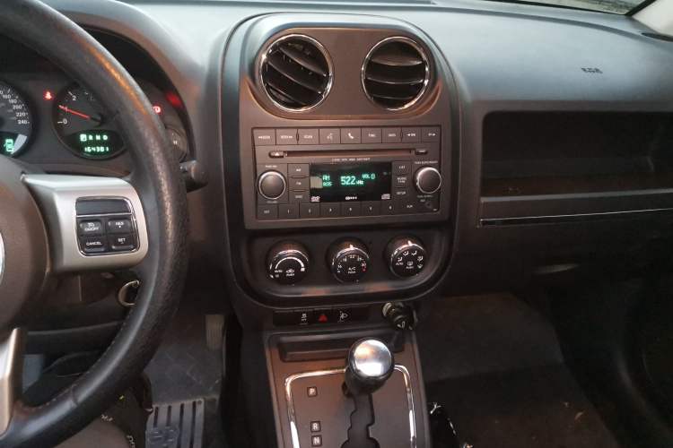 Used Jeep Compass 2012 2.4L four-wheel-drive sport version Audio And AC Panel