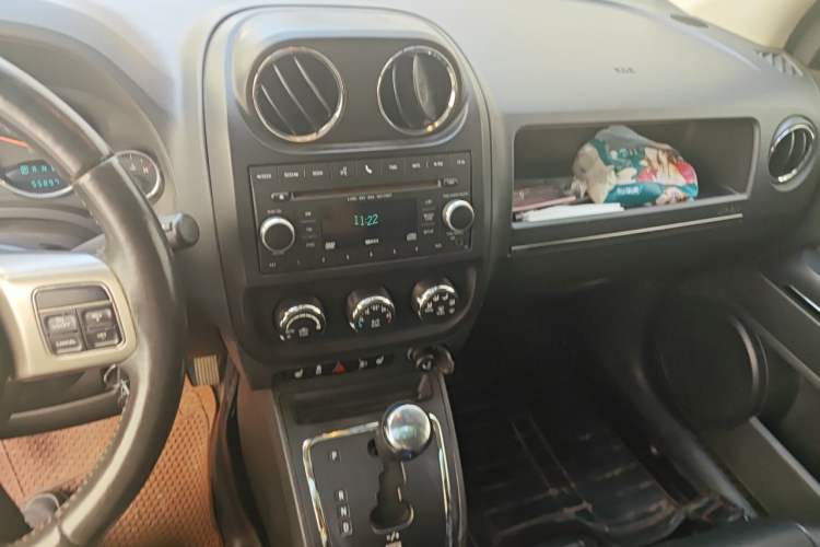 Used Jeep Compass 2012 2.0L two-wheel drive luxury version Audio And AC Panel