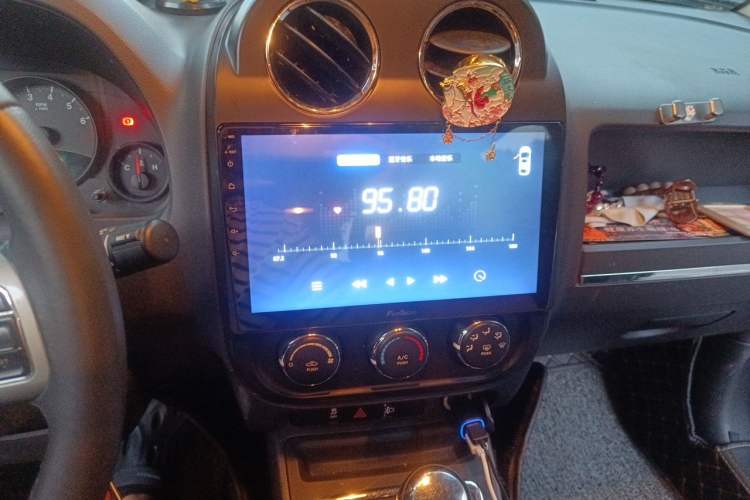 Used Jeep Compass 2012 2.0L two-wheel drive sport version Audio And AC Panel