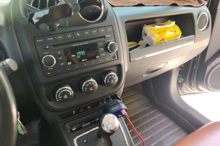 Used Jeep Compass 2012 2.4L four-wheel-drive sport version Audio And AC Panel