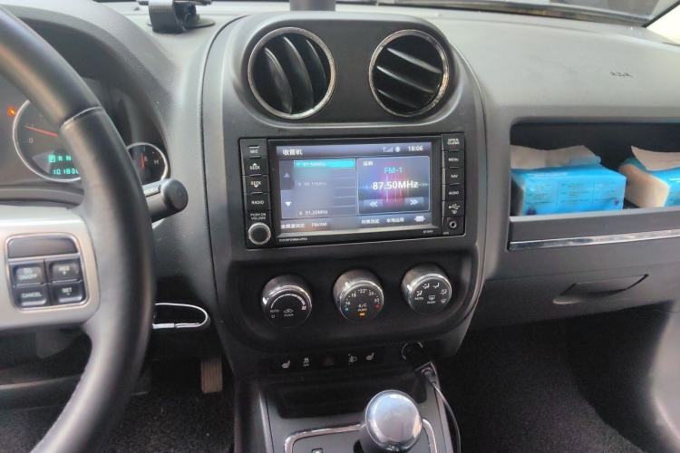 Used Jeep Compass 2012 2.4L four-wheel drive luxury navigation version Audio And AC Panel