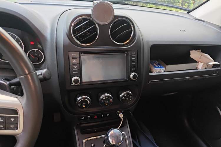 Used Jeep Compass 2012 2.0L two-wheel drive luxury version Audio And AC Panel