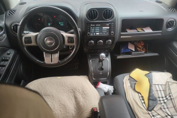 Used Jeep Compass 2012 2.0L two-wheel drive sport version Center Console