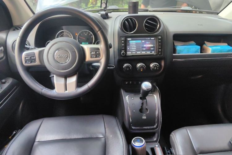 Used Jeep Compass 2012 2.4L four-wheel drive luxury navigation version Center Console