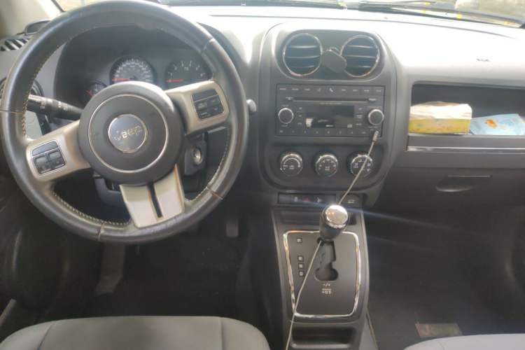 Used Jeep Compass 2012 2.4L four-wheel-drive sport version Center Console