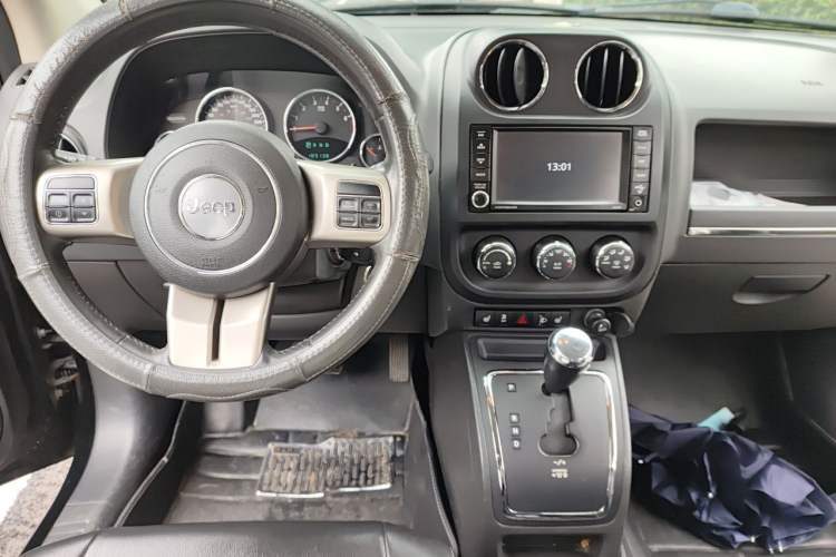 Used Jeep Compass 2012 2.4L four-wheel-drive sport version Center Console