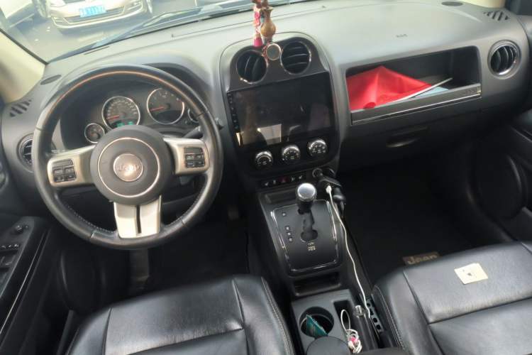Used Jeep Compass 2012 2.4L four-wheel drive luxury navigation version Center Console