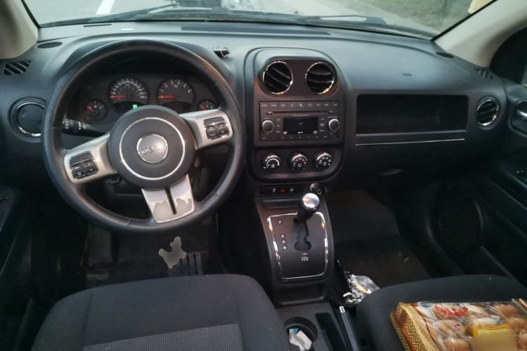 Used Jeep Compass 2012 2.4L four-wheel-drive sport version Center Console