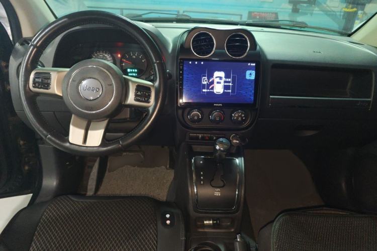 Used Jeep Compass 2012 2.0L two-wheel drive sport version Center Console