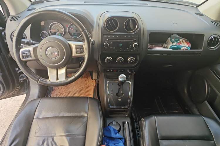 Used Jeep Compass 2012 2.0L two-wheel drive luxury version Center Console