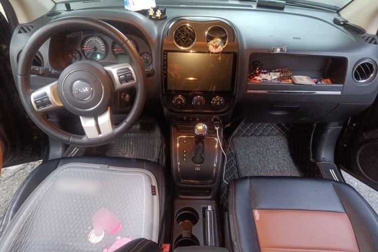Used Jeep Compass 2012 2.0L two-wheel drive sport version Center Console