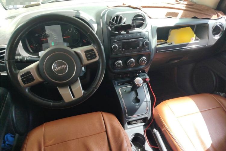 Used Jeep Compass 2012 2.4L four-wheel-drive sport version Center Console