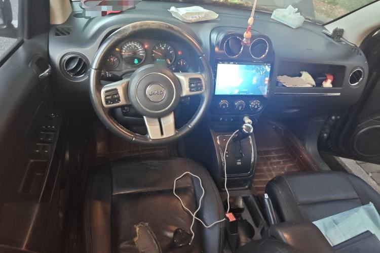 Used Jeep Compass 2012 2.0L two-wheel drive sport version Center Console