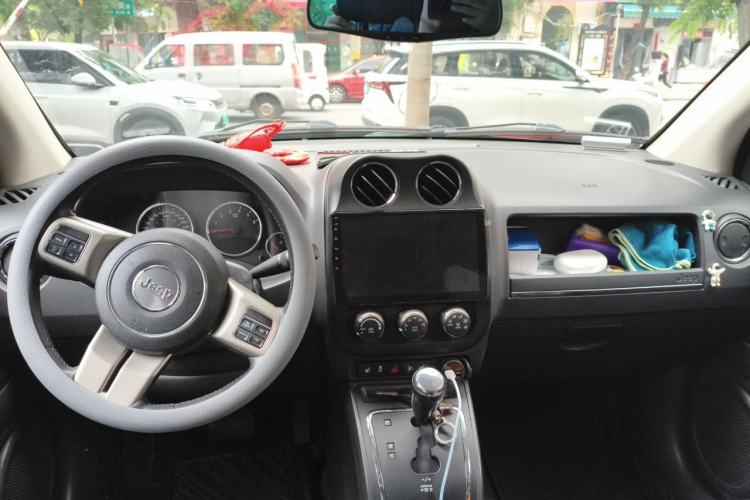Used Jeep Compass 2012 2.0L two-wheel drive luxury version Center Console