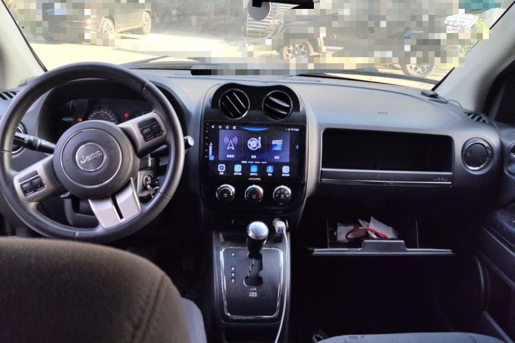 Used Jeep Compass 2012 2.0L two-wheel drive sport version Center Console