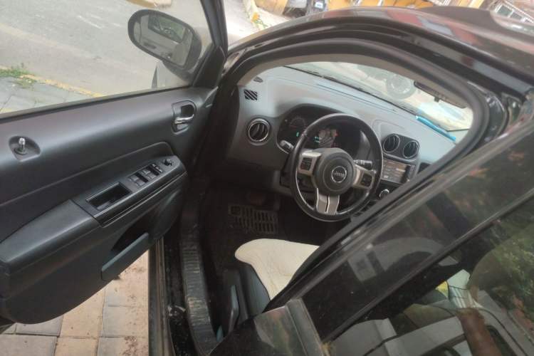 Used Jeep Compass 2012 2.0L two-wheel drive sport version Driver Seat