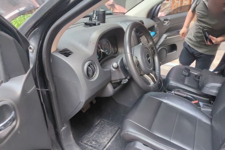 Used Jeep Compass 2012 2.4L four-wheel drive luxury navigation version Driver Seat