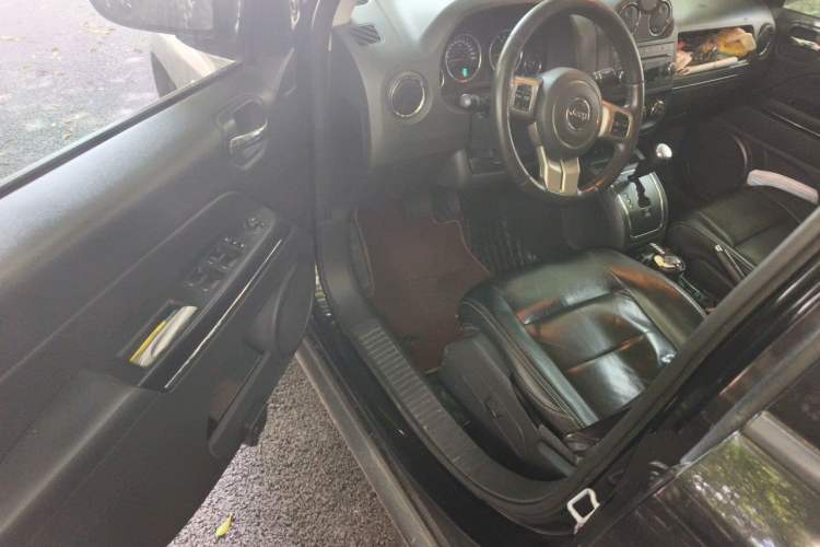 Used Jeep Compass 2012 2.4L Four-Wheel Drive Urban Edition Driver Seat