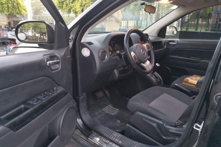 Used Jeep Compass 2012 2.4L four-wheel-drive sport version Driver Seat