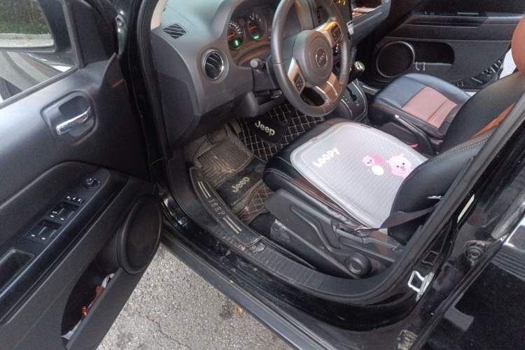 Used Jeep Compass 2012 2.0L two-wheel drive sport version Driver Seat