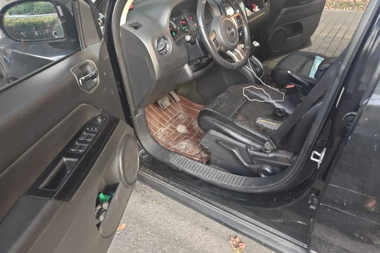 Used Jeep Compass 2012 2.0L two-wheel drive sport version Driver Seat