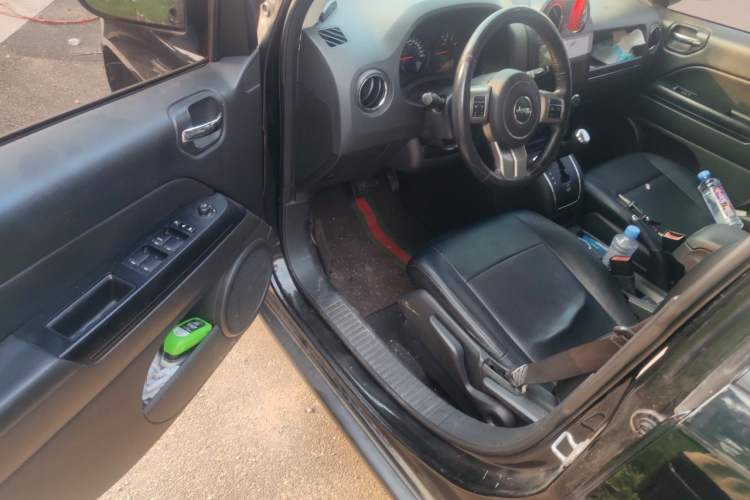 Used Jeep Compass 2012 2.4L four-wheel-drive sport version Driver Seat