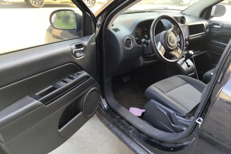 Used Jeep Compass 2012 2.0L two-wheel drive sport version Driver Seat